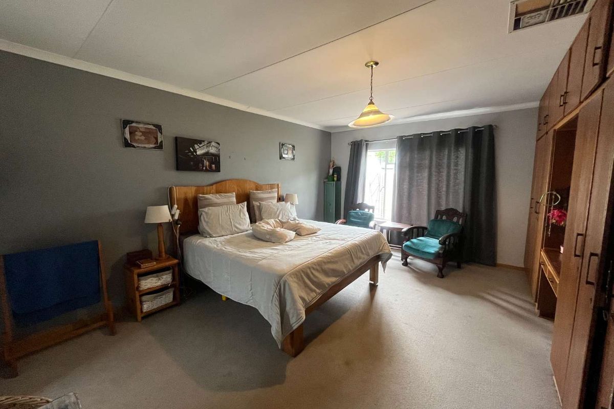 4-Bedroom Family Home in a Highly Sought-After Neighbourhood - Photo 5