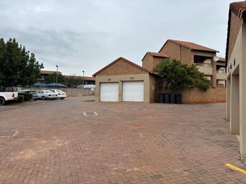 Neat, revamped 2 bedroom apartment in well managed complex - Photo 2