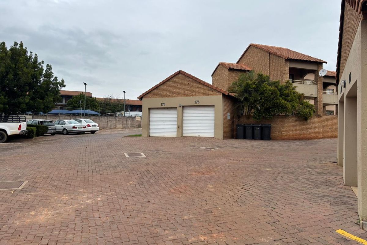 Neat, revamped 2 bedroom apartment in well managed complex - Photo 2