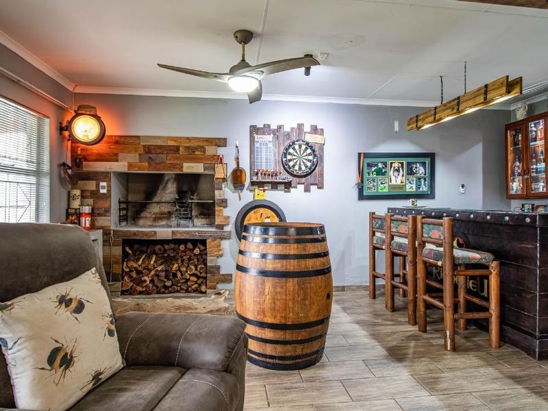 MODERN FAMILY HOME WITH EXTRA-LARGE BEDROOMS, SOLAR & PRIME LOCATION IN VERWOERDPARK - Photo 6