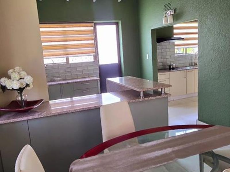 Stunning well maintained house to let in Lombardy East - Photo 4