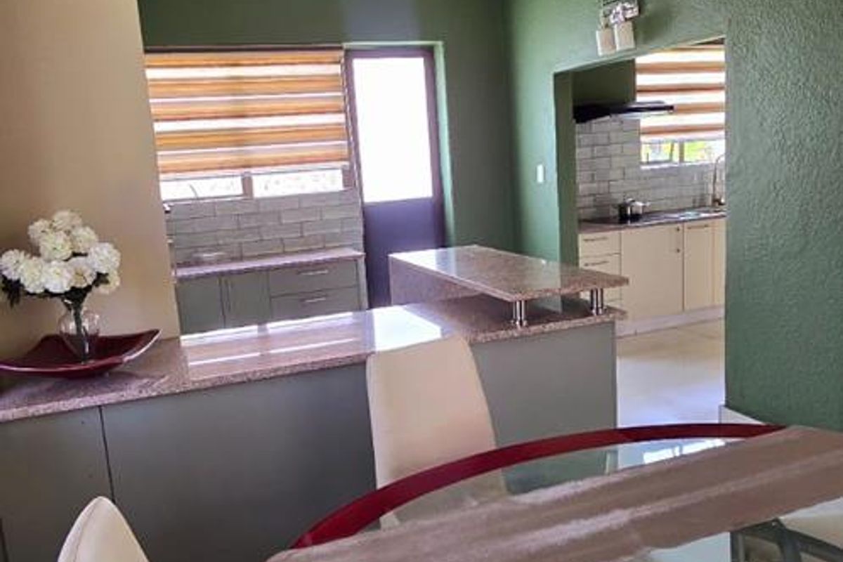 Stunning well maintained house to let in Lombardy East - Photo 4