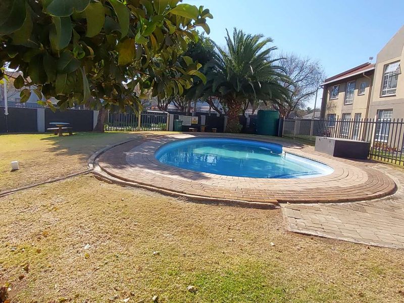 Charming 2 Bed Corner Unit - Photo 7