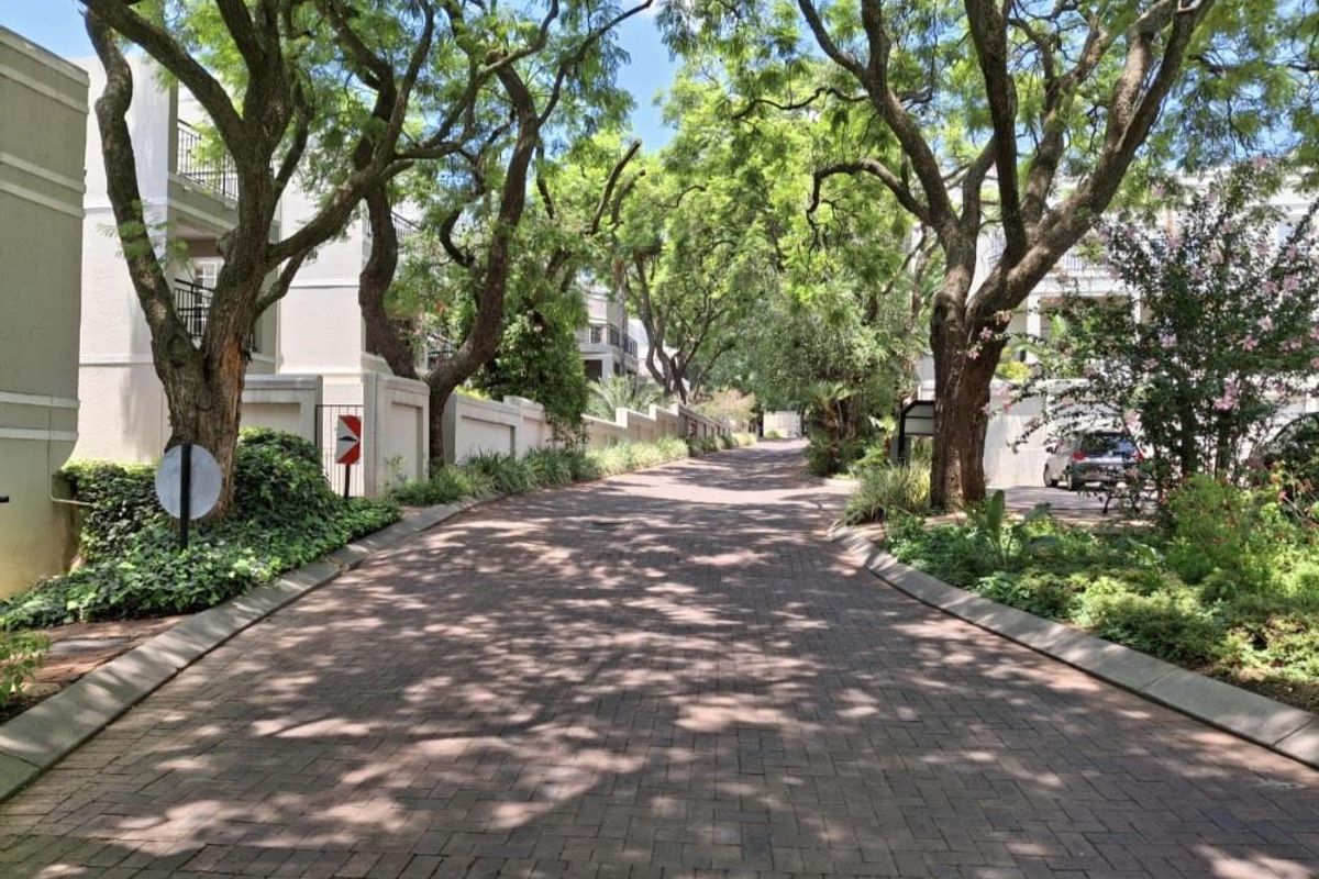 A LOVELY FURNISHED TWOO BEDROOM APARTMENT - Photo 3