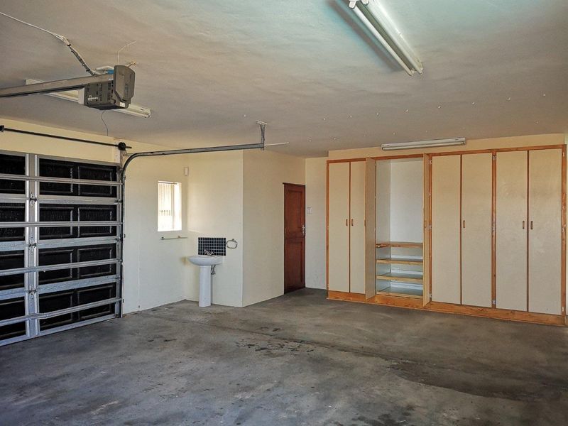 Large family home on corner plot - Photo 10