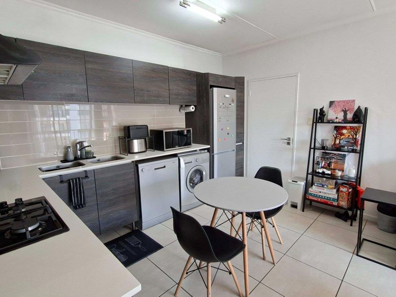 Lovely 1 bedroom, 1 bathroom, top floor apartment for sale in Petervale - Photo 3