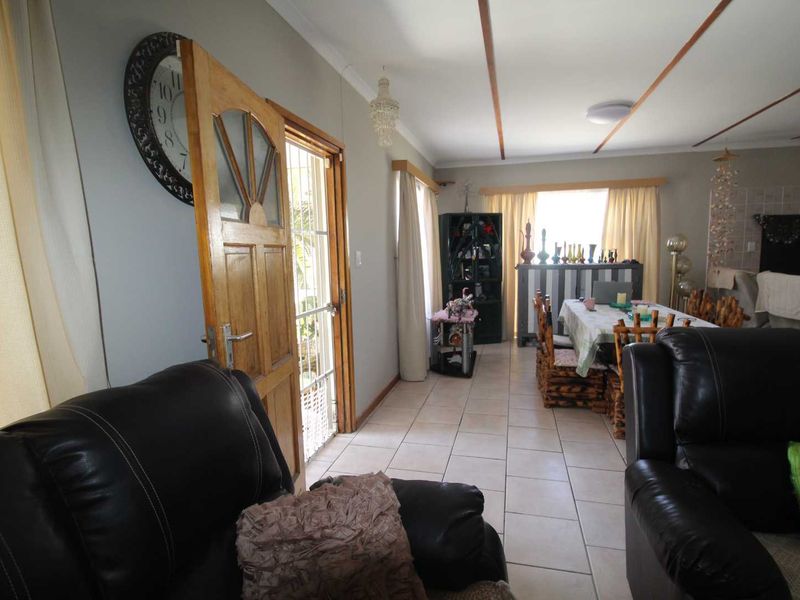 3 Bedroom House with Flat for Sale - Photo 6