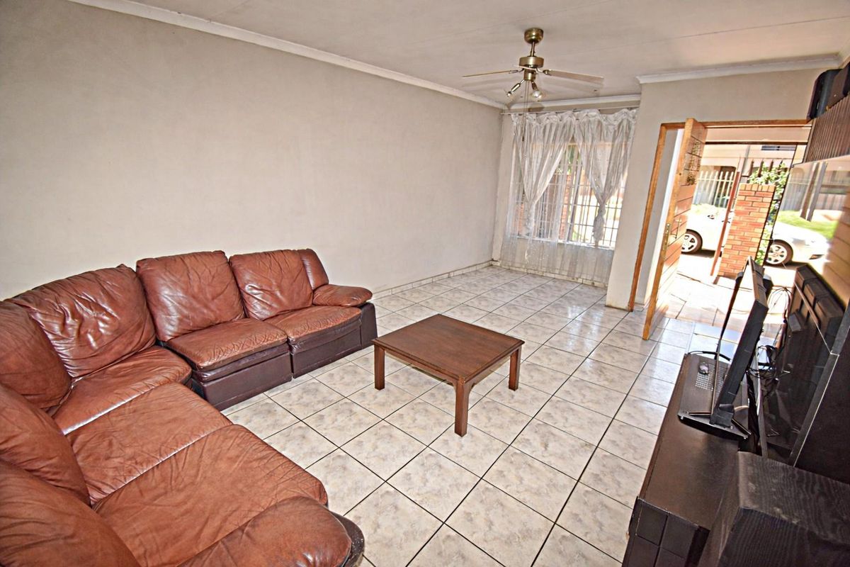 "Spacious Face Brick Home" - Photo 4