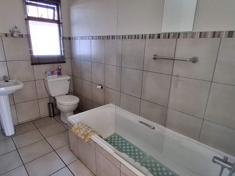 Glamorous 2 Bedroom Living - Photo 10