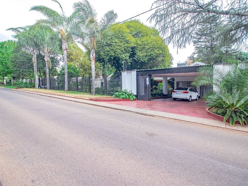 4 Bedroom home with 2 bed thatched flatlet - Photo 2