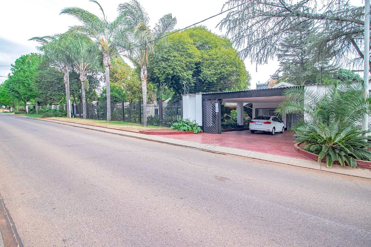 4 Bedroom home with 2 bed thatched flatlet - Photo 2