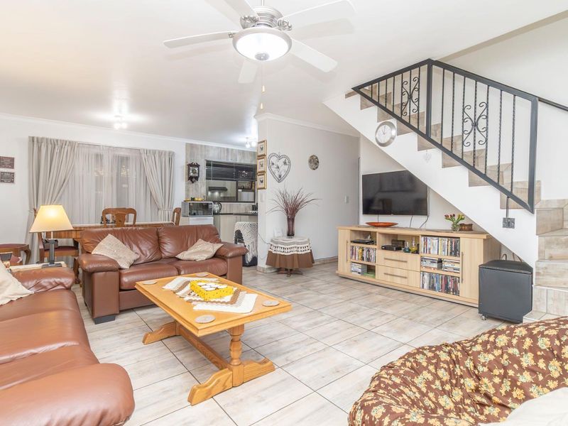 Stunning Duplex in sought after Honeydew Manor - Where space and style connect – - Photo 7