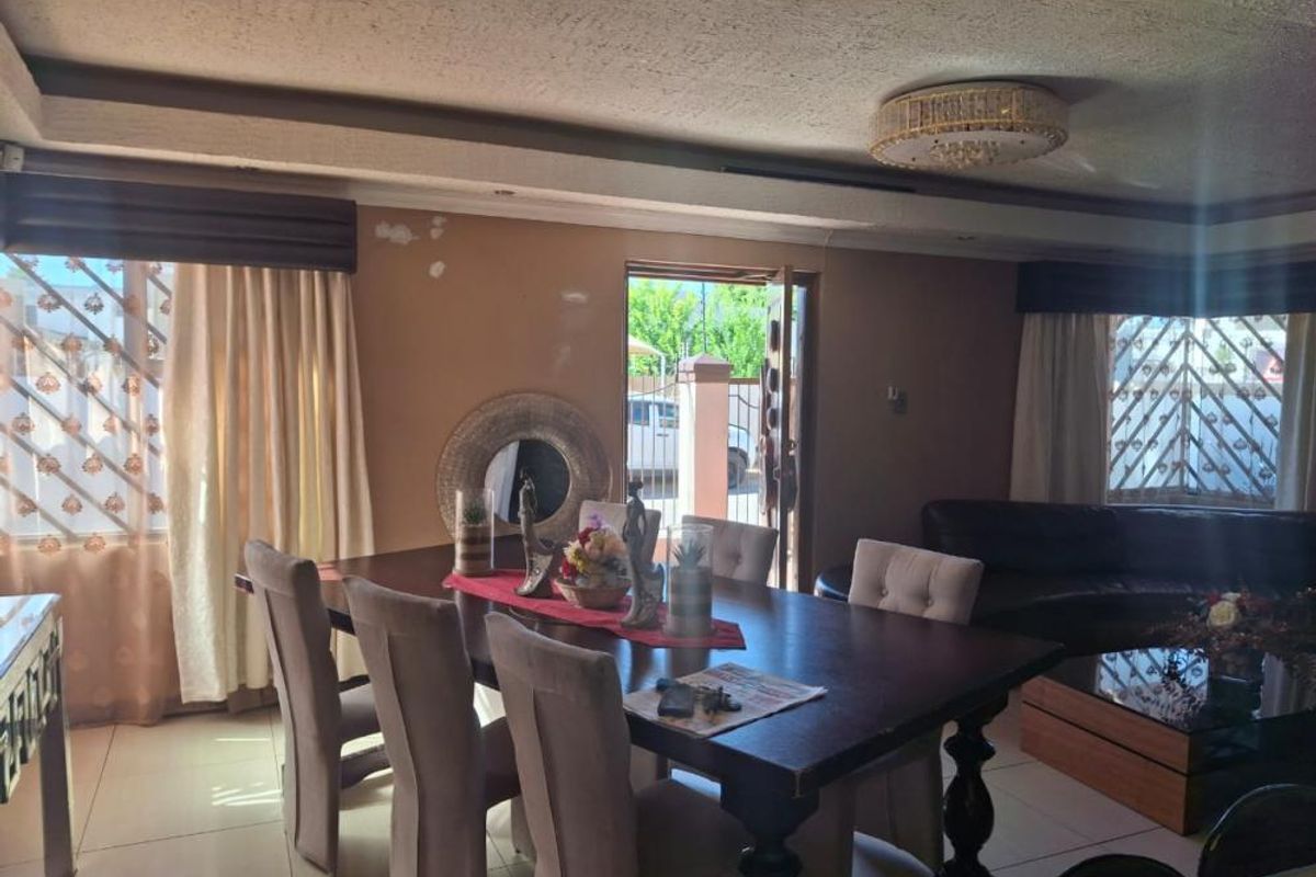 Spacious Double Storey Family Home with Entertainment Areas & Scenic Views - Photo 2