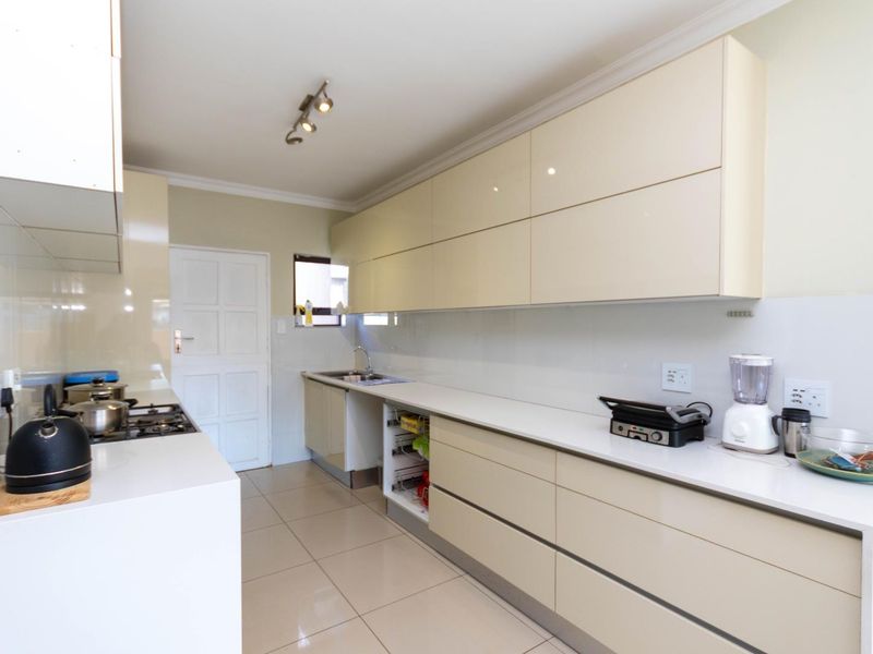 Modern 3 Bedroom House - Photo 6