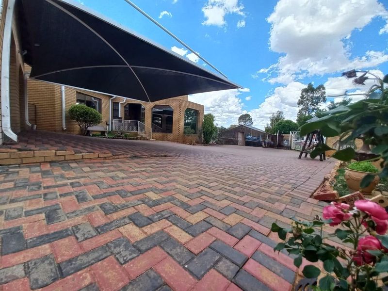 Attention Buyers! Remarkable Property with 4 Bedrooms, Countless Luxuries, and Endless Potential!! - Photo 3