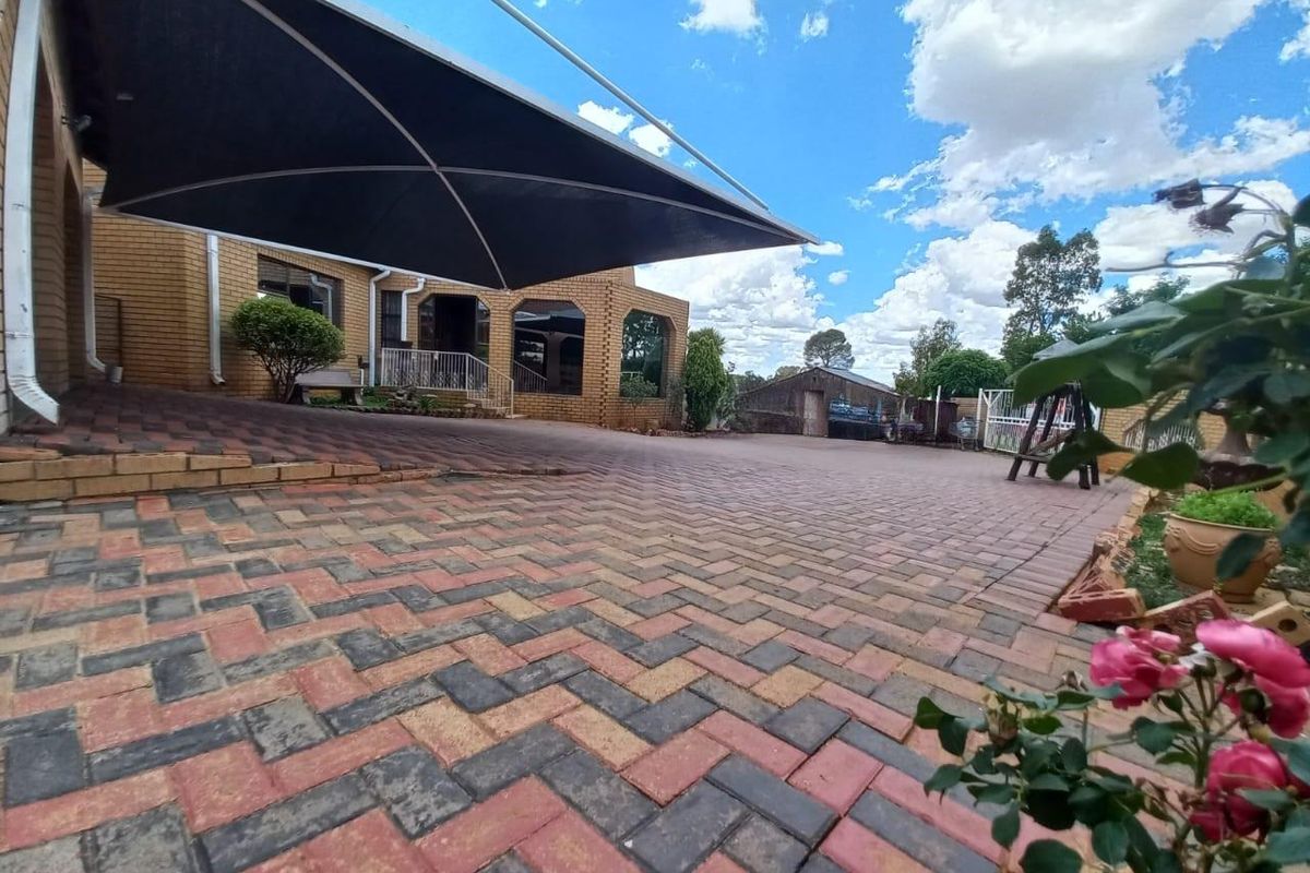 Attention Buyers! Remarkable Property with 4 Bedrooms, Countless Luxuries, and Endless Potential!! - Photo 3