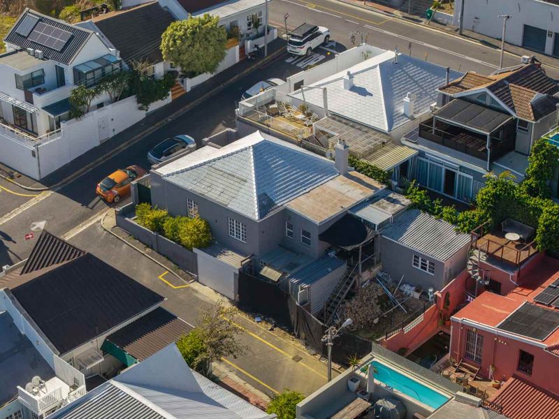 Prime Sea Point Renovator with Endless Potential - Photo 4