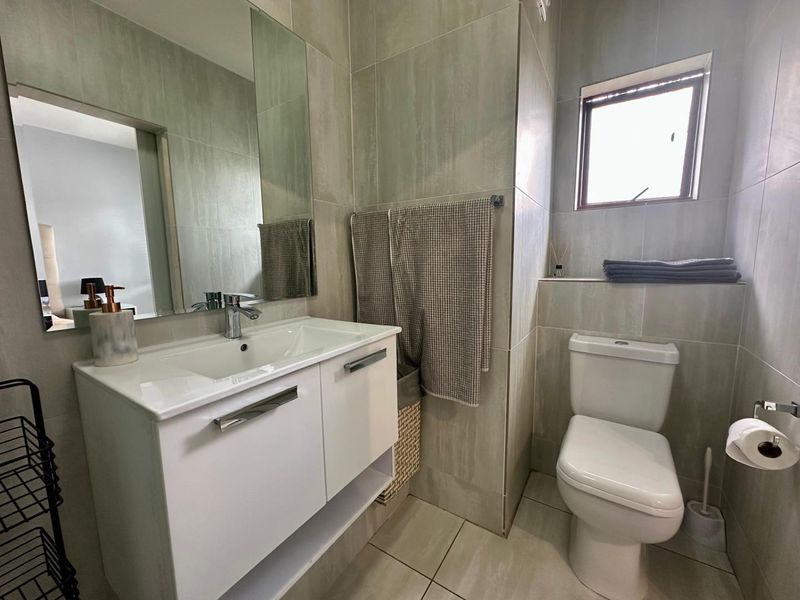 A MODERN ONE BEDROOM FURNISHED APARTMENT - Photo 8