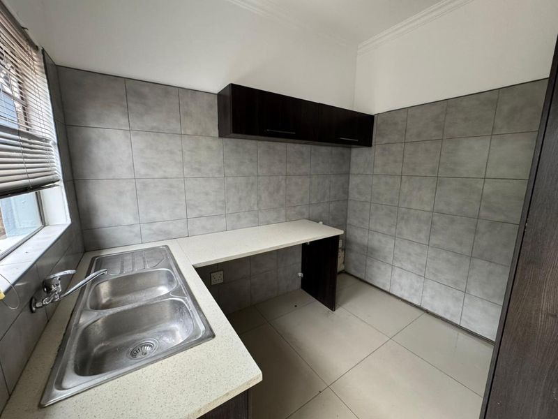 5 Bedroom spacious double storey to Rent in Thatchfield - Photo 6