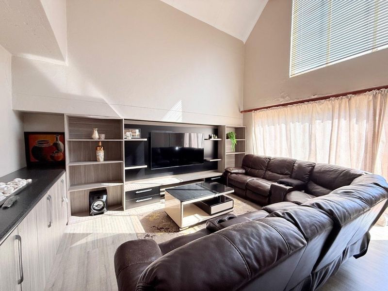 Luxurious Comfort: Spacious Bedrooms & Inviting Lounge! - Photo 6