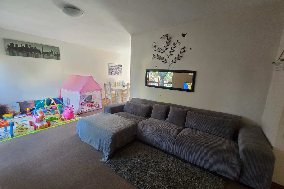 Spacious 3-Bedroom Duplex with Braai Patio & Pool Views | Belmore Park, Westering - Photo 4