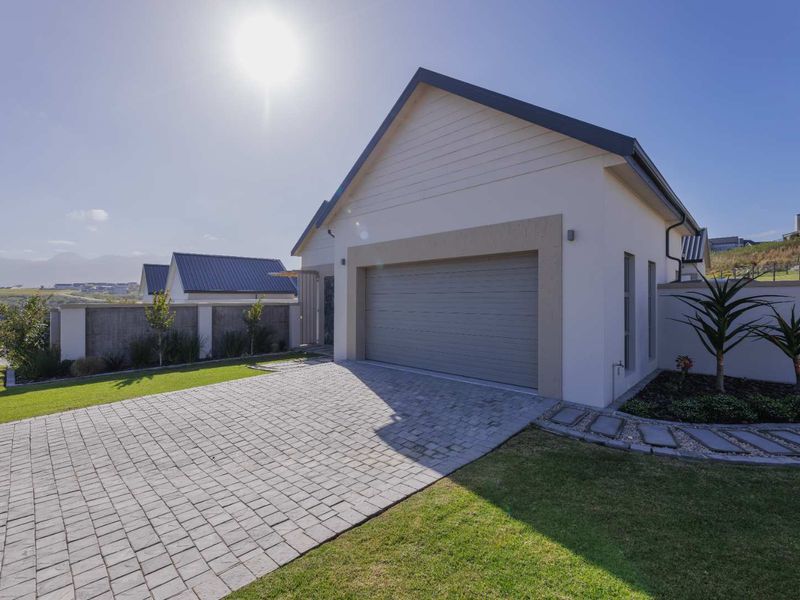 SPACIOUS AND WARM 4 BEDROOM FAMILY HOME IN KINGSWOOD GOLF ESTATE - Photo 2