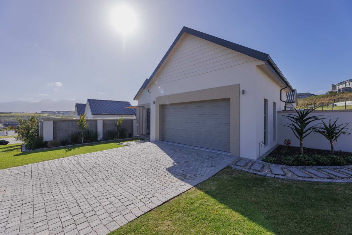 SPACIOUS AND WARM 4 BEDROOM FAMILY HOME IN KINGSWOOD GOLF ESTATE - Photo 2