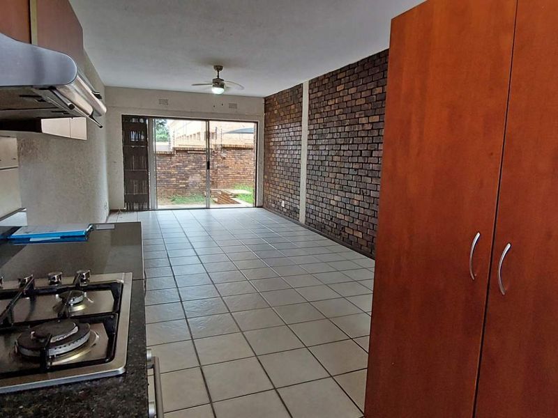 Modern Ground Floor Unit with Pet Friendly Private Garden - Photo 2