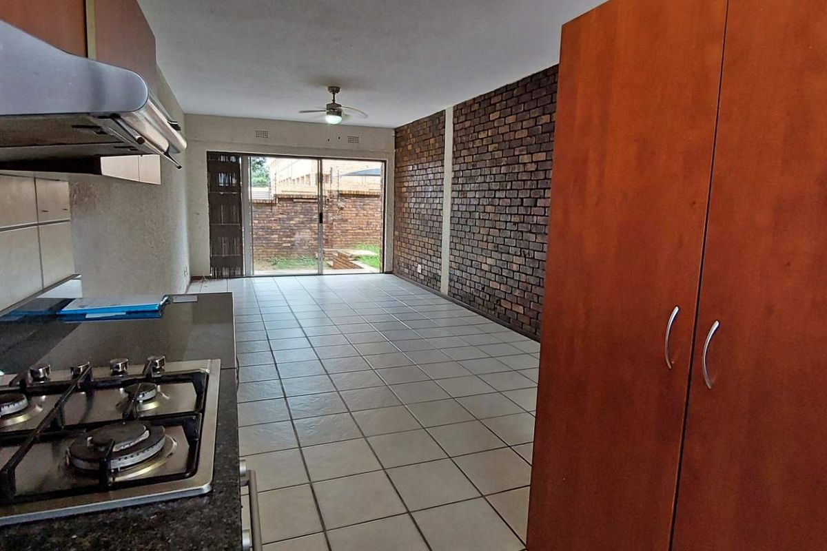 Modern Ground Floor Unit with Pet Friendly Private Garden - Photo 2