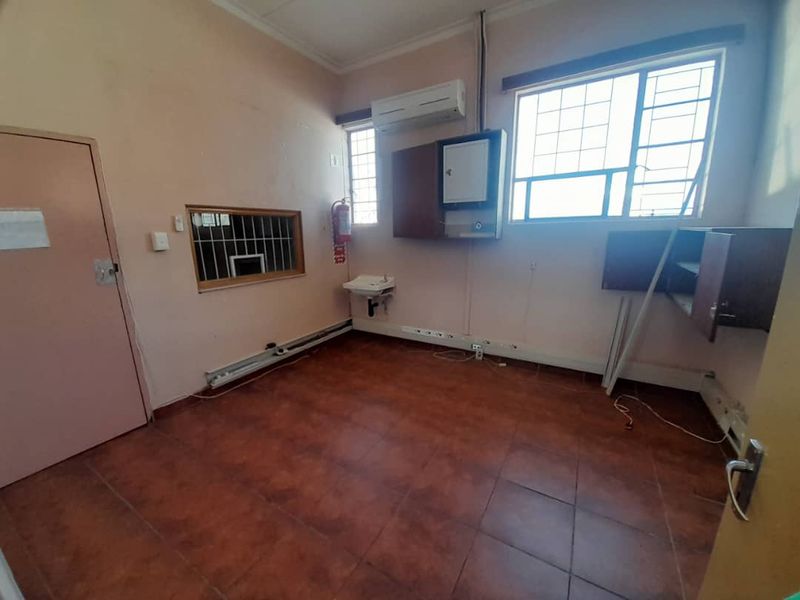 Prime Location Warehouse - Photo 8