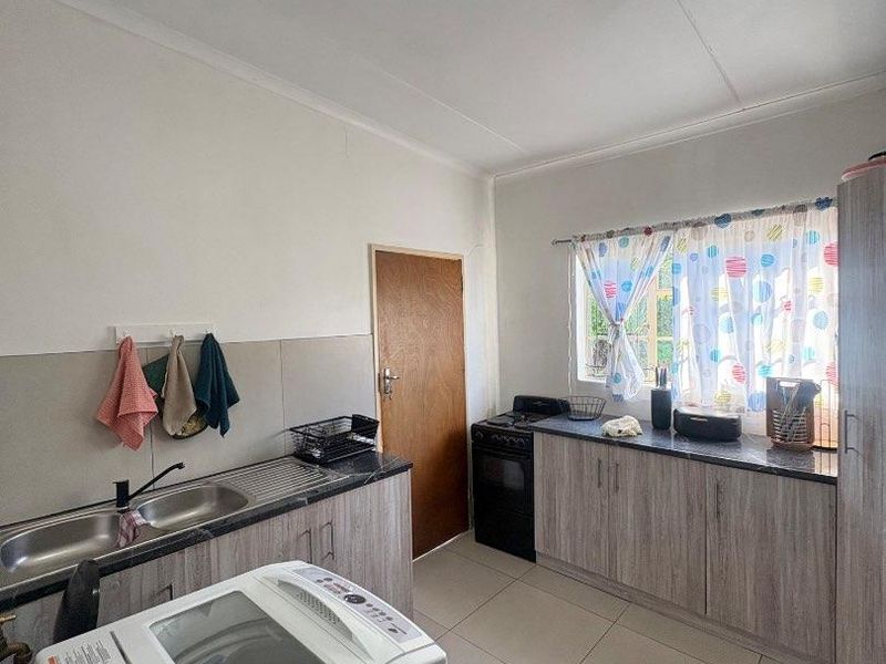 3 Bedrooms House For Sale in Khomasdal - Photo 9