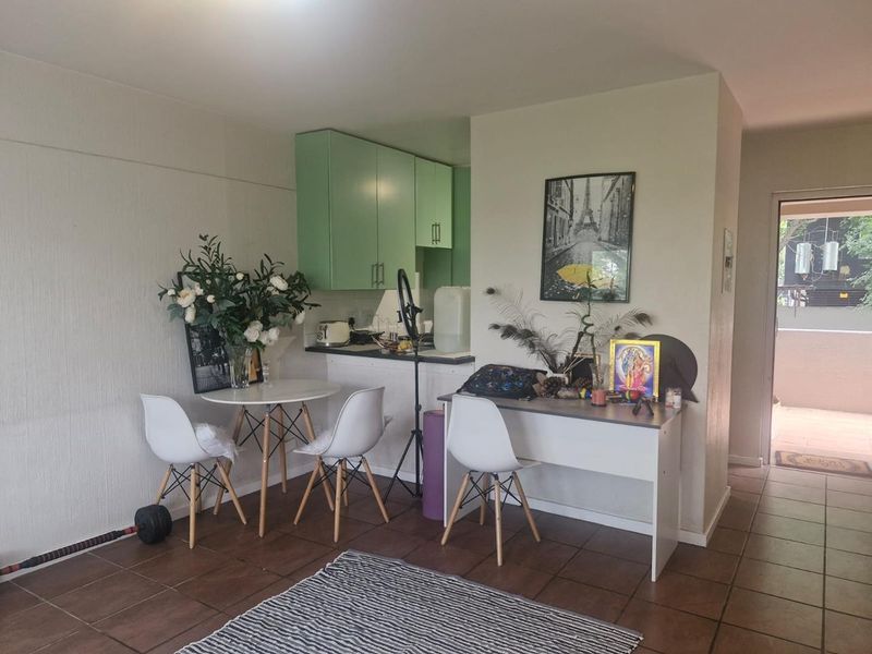 Spacious 1 Bedroom Top floor apartment in secure complex - Photo 2