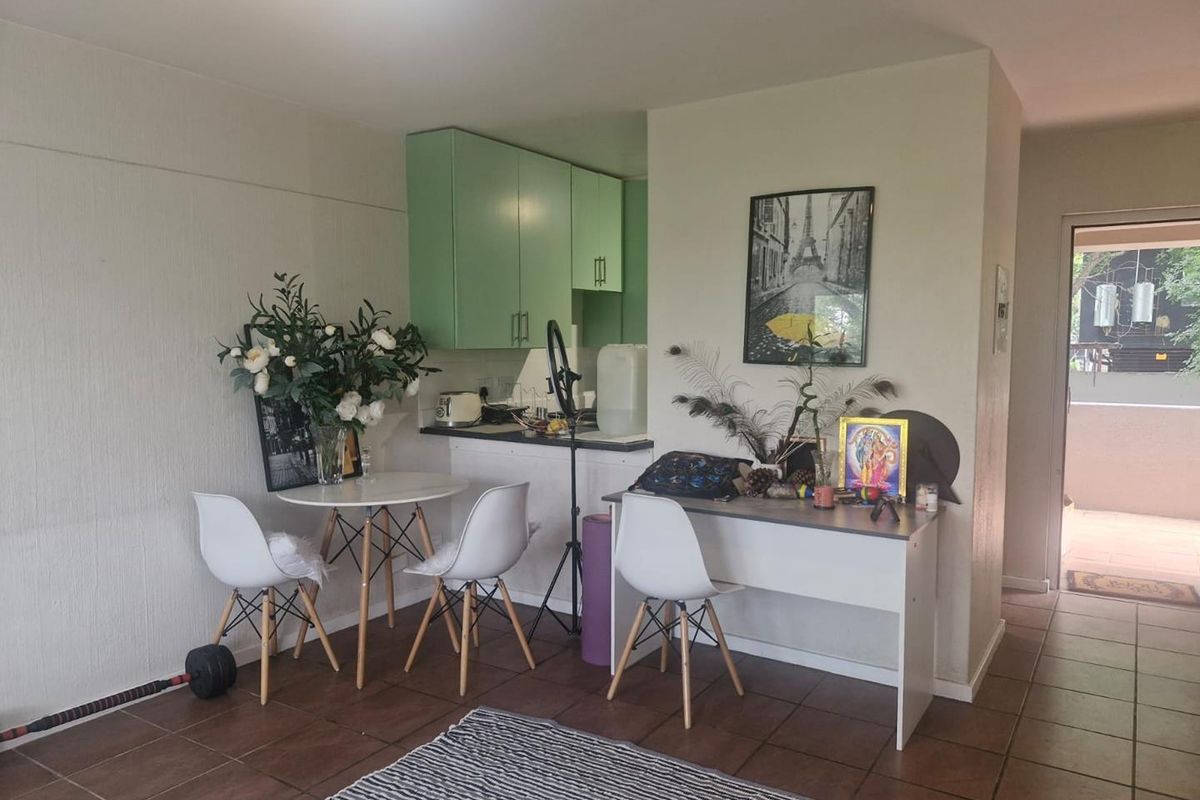 Spacious 1 Bedroom Top floor apartment in secure complex - Photo 2