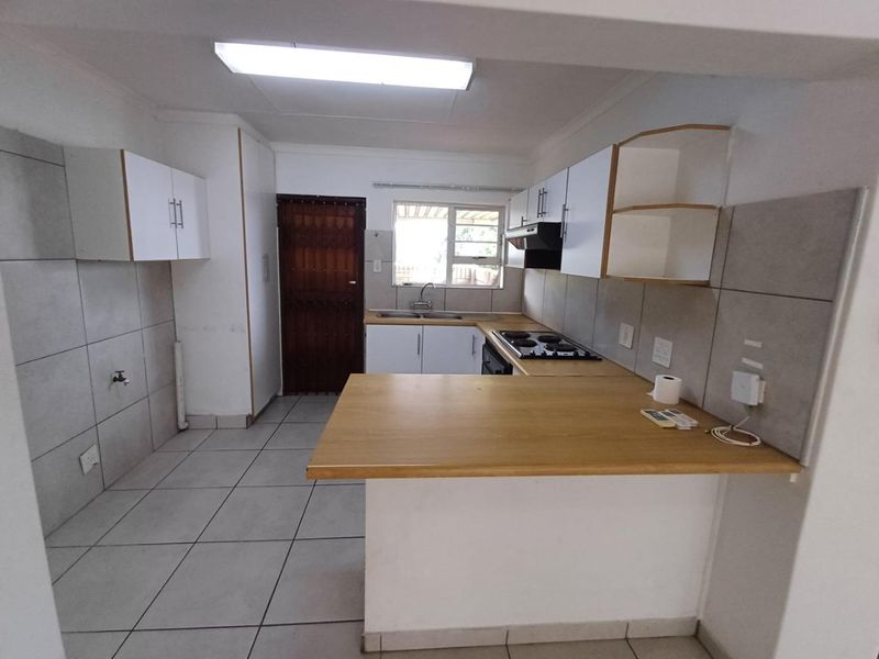 Newly renovated 2 bedroom simplex available for rental in Birdswood. - Photo 3