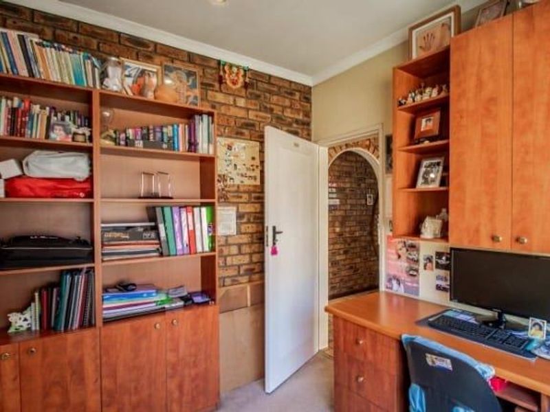 HAVE YOUR IN-LAWS IN THE SAME YARD, DIFFERENT WINGS - Photo 7