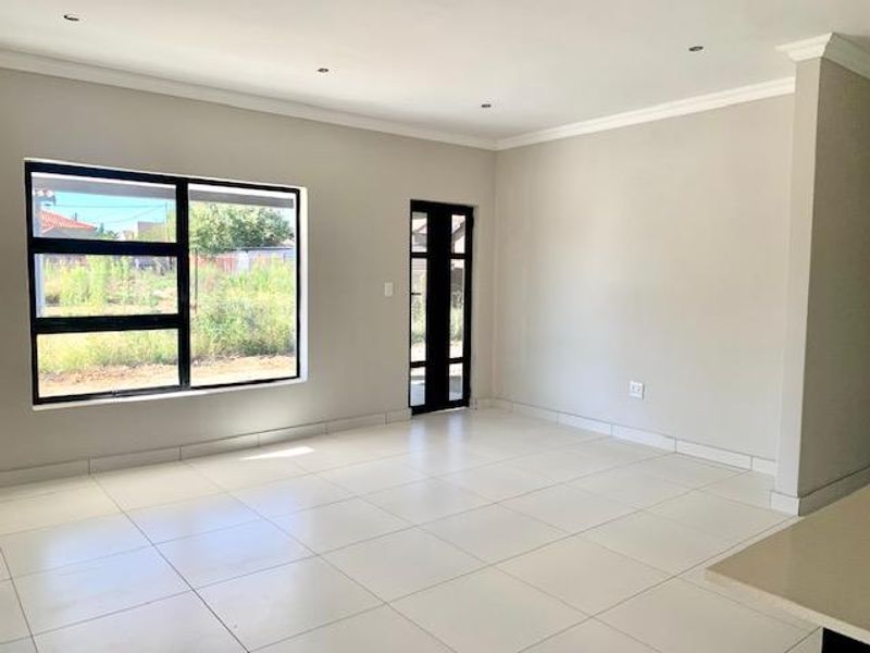 MODERN FAMILY HOUSE IN THABA NCHU - Photo 2