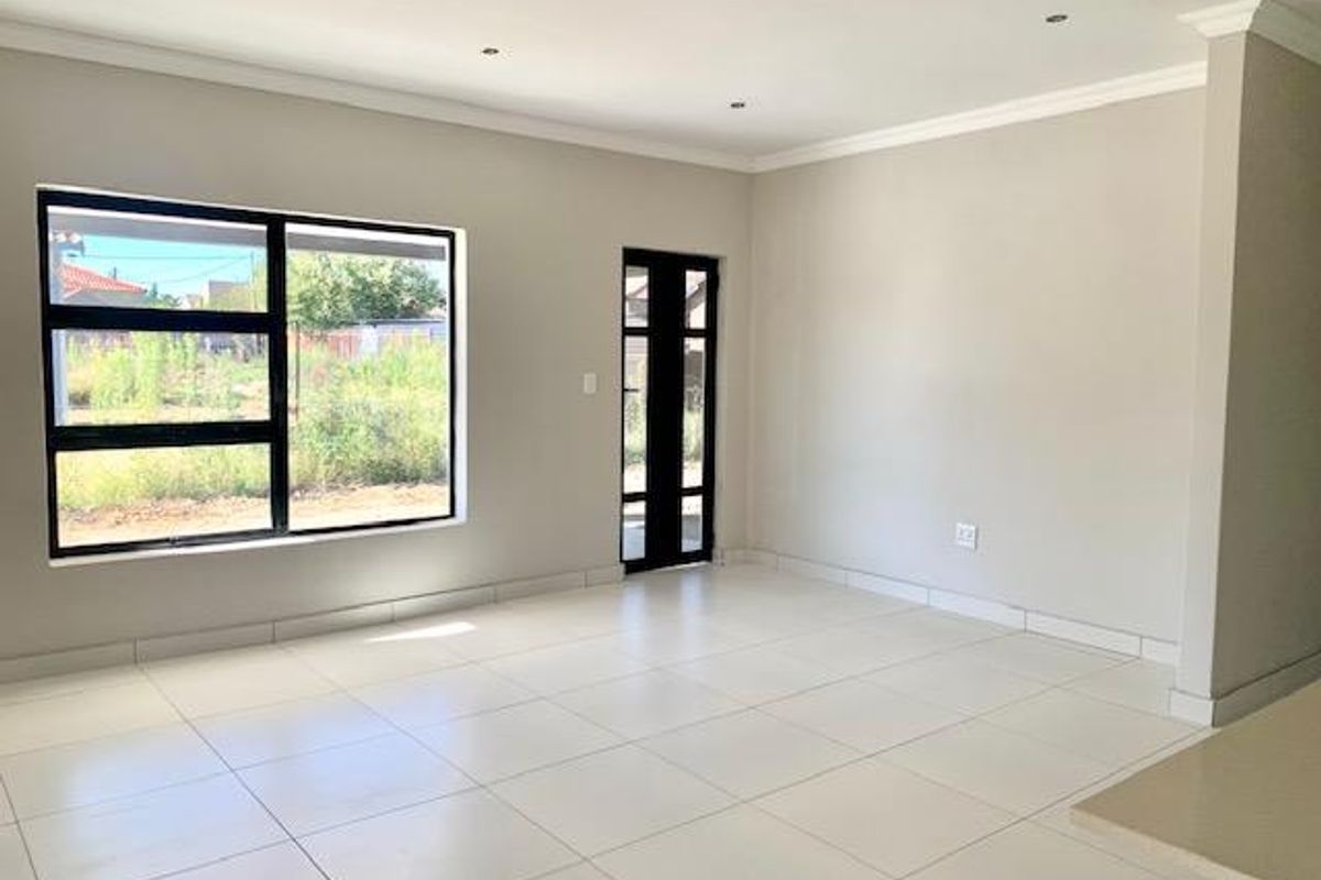 MODERN FAMILY HOUSE IN THABA NCHU - Photo 2