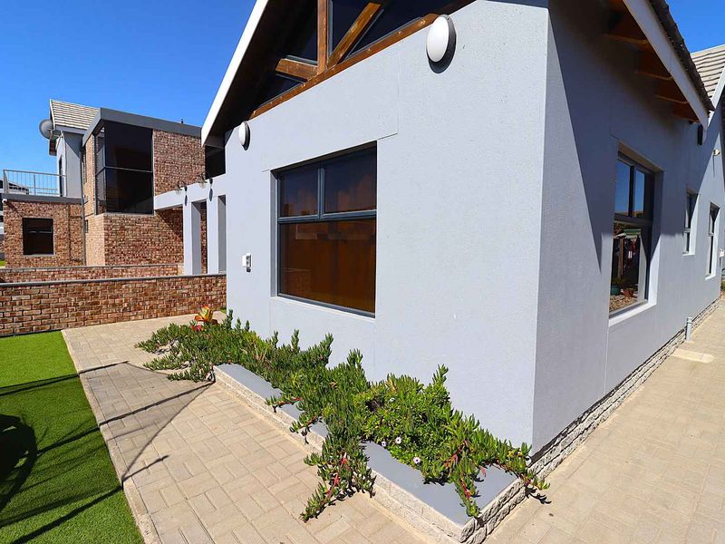 5-Bedroom House with Study Room for sale, Kramersdorf (Swakopmund, Namibia) - Photo 2