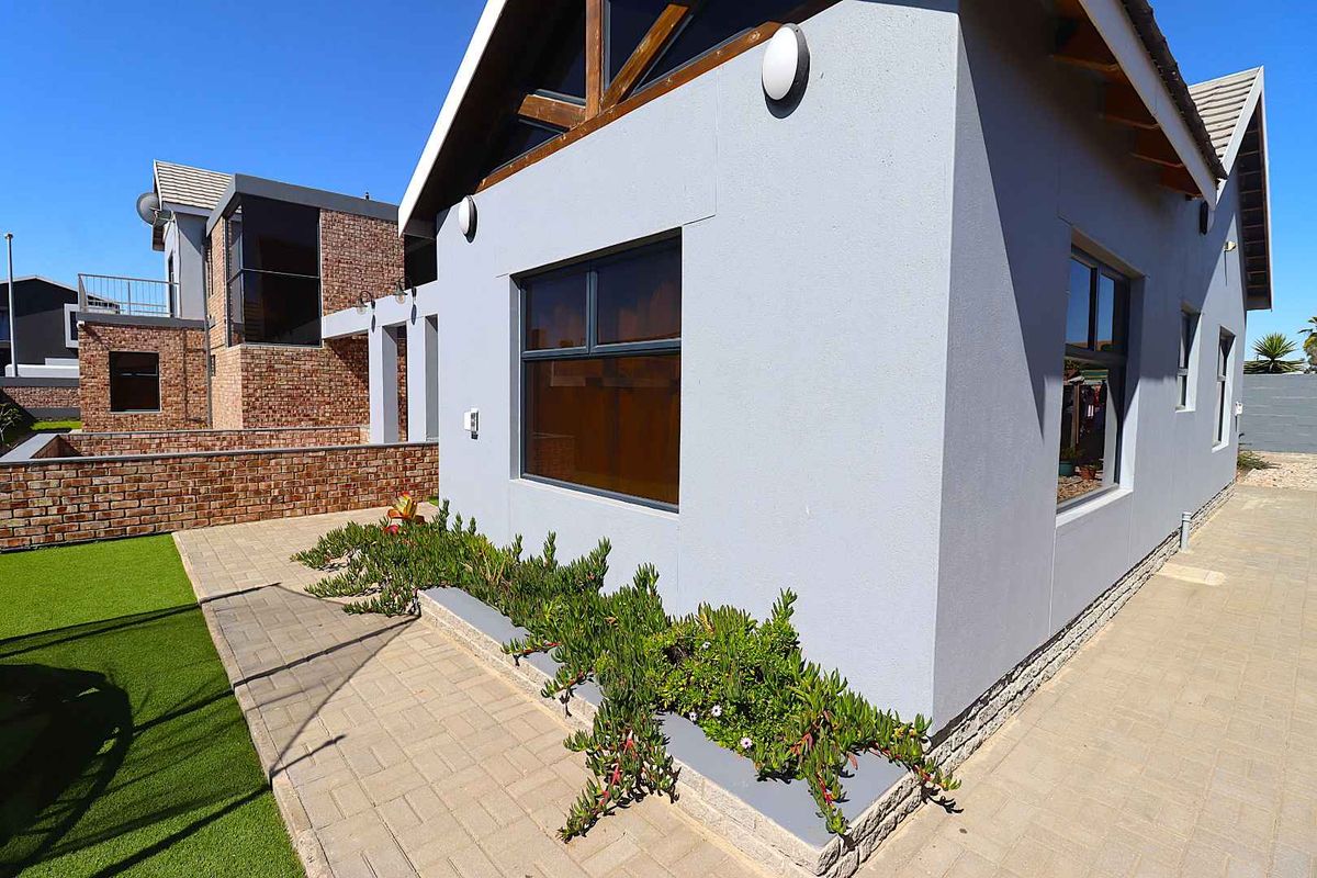 5-Bedroom House with Study Room for sale, Kramersdorf (Swakopmund, Namibia) - Photo 2
