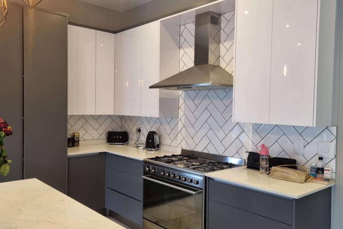 Modern 3-Bedroom Home with Outdoor Jacuzzi in a Prestigious Olivedale Estate - Photo 2