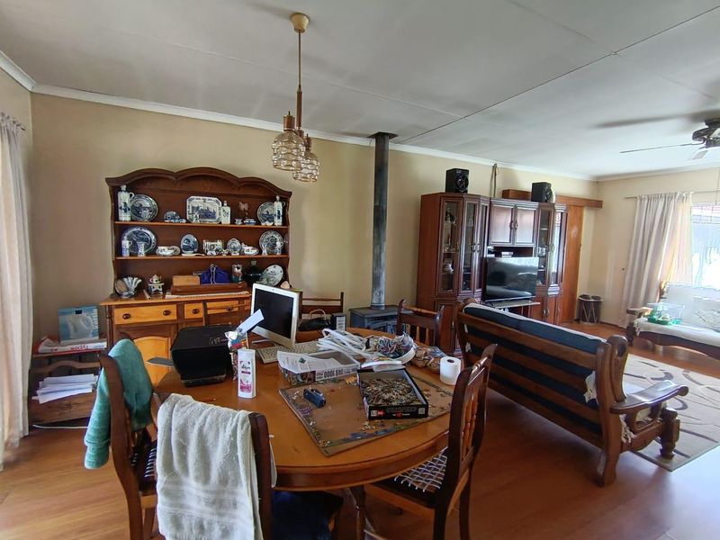 Spacious Family Home with Flatlet & Pool in Prime Fauna Location - Photo 3