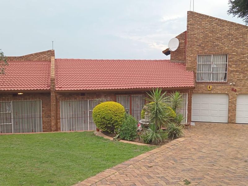 3 Bedroom House for Sale in Winchester Hills Ext 3 Johannesburg - Photo 2