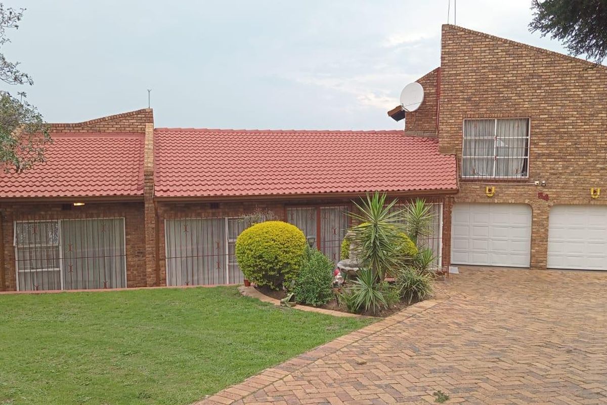 3 Bedroom House for Sale in Winchester Hills Ext 3 Johannesburg - Photo 2