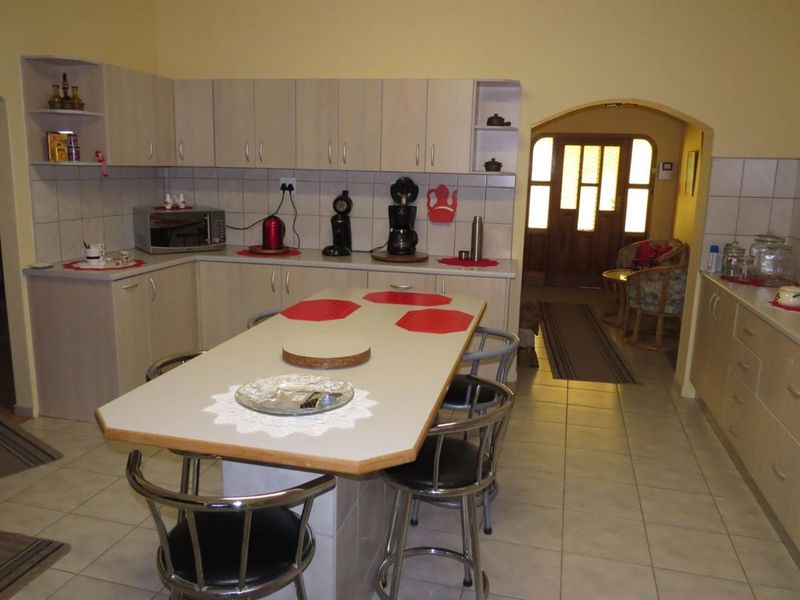 This impressive 3 bedroom family home of 391m2 is for sale in central Okahandja!! - Photo 4