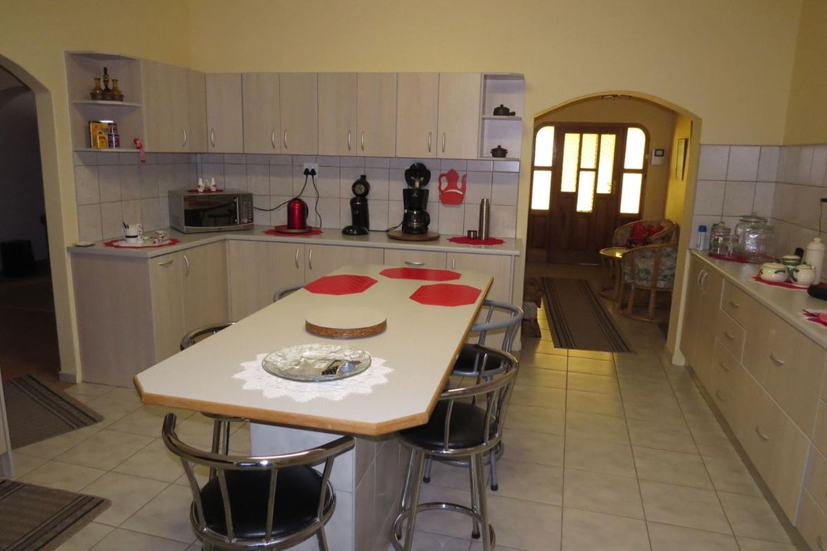 This impressive 3 bedroom family home of 391m2 is for sale in central Okahandja!! - Photo 4
