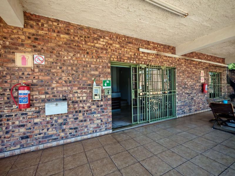 Prime Commercial Property to Rent - Photo 7