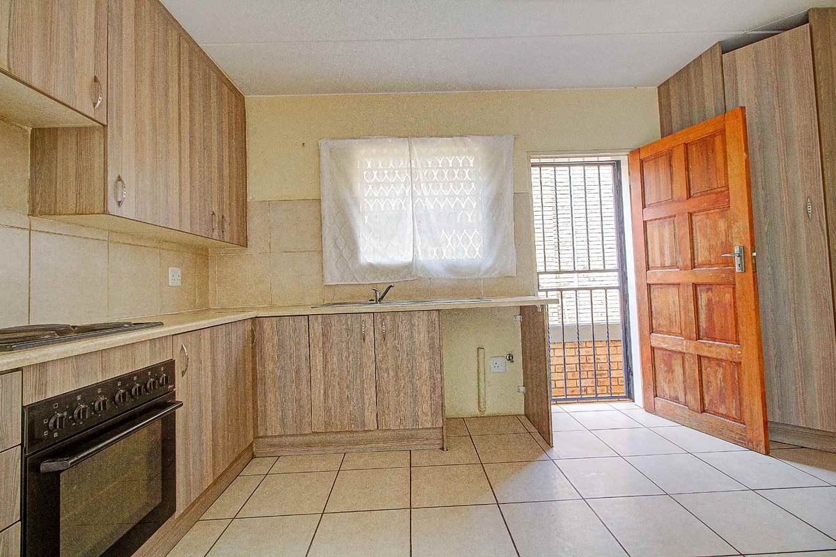 Charming and Conveniently Located Townhouse for Sale - Photo 3