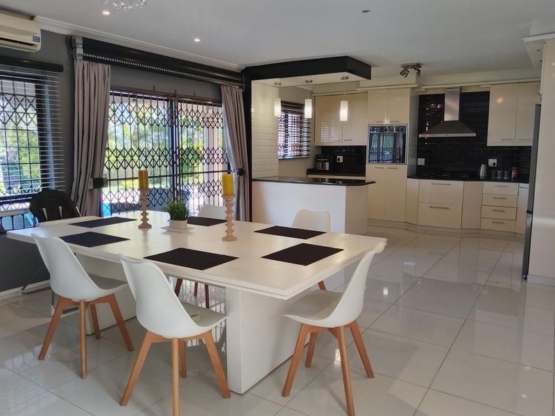 A Home of Distinction, Designed to Impress - Photo 10