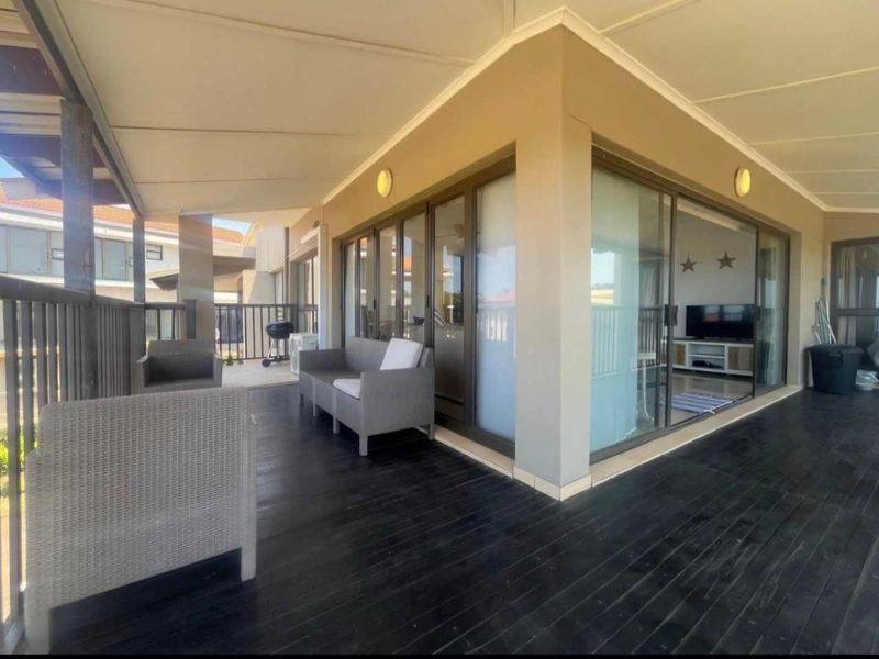 Spacious 3 Bedroom Flat with Sea Views - Photo 2