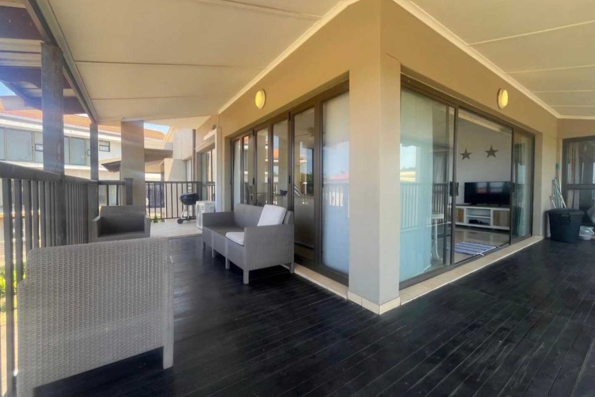 Spacious 3 Bedroom Flat with Sea Views - Photo 2